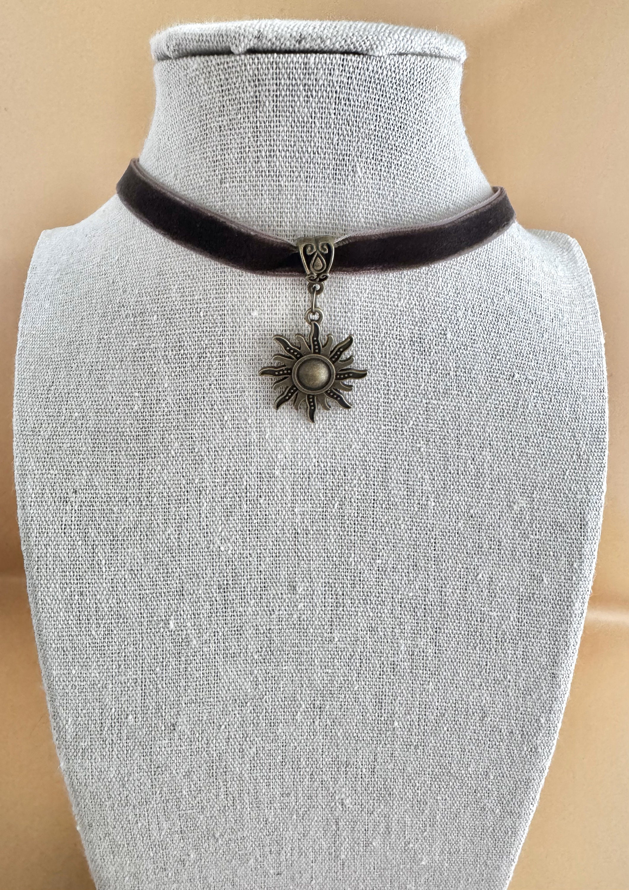 TseenYi Collana Boho con ciondolo a forma di sole e girasole