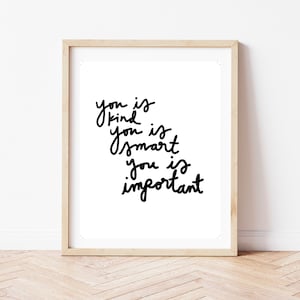 Puede incluir: Una impresión enmarcada con texto escrito a mano en negro sobre fondo blanco. El texto dice "you is kind you is smart you is important".