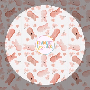 Peut inclure: Un motif sans couture représentant des guimauves en forme de lapin rose pastel et des brins de fleurs roses sur un fond blanc. Le texte "Frankie Lynn Gifts" est au centre du motif.