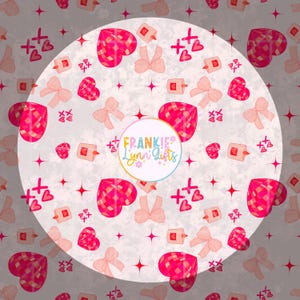 Pode incluir: Um padrão repetitivo com corações rosa, laços e símbolos XOXO em um fundo cinza. O design inclui detalhes de estrelas vermelhas e pequenos elementos em forma de vela. O logotipo Frankie Lynn Gifts é visível em um design circular.