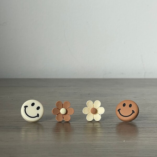 Set of 4 Charms | Retro Smiley Brown and Cream Flower Croc Charm Set