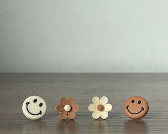 Set of 4 Charms | Retro Smiley Brown and Cream Flower Shoe Charm Set