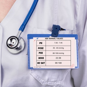 Puede incluir: Una placa de identificaci&oacute;n blanca con el texto "ABG NORMAL VALUES" y una tabla que enumera los valores normales para pH, PC02, P02, HC03 y 02 SAT. La placa est&aacute; sujeta a una bata de laboratorio blanca con un estetoscopio azul.