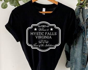 Koszulka Pamiętniki wampirów Witamy w Mystic Falls w Wirginii, domu Salvatorów Koszulka unisex z krótkim rękawem Pamiętniki wampirów