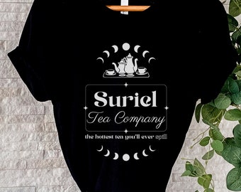 Suriel Tea Company Shirt inspiriert von einem Hof der Dornen und Rosen Shirt Nacht Gericht Shirt ACOTAR Geschenk für ACOTAR Fan Suriel Tea Co