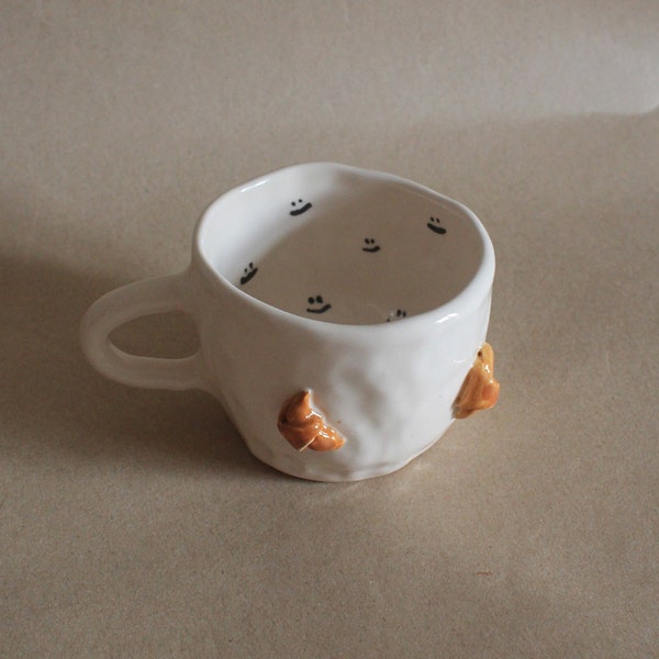 Handgemachte Keramik Croissant verzierte Keramiktasse, niedliche einzigartige Tasse mit Smileys und Morgen-Zitat innen