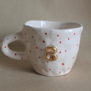 Handgemachte Keramik Gold Anfangsbuchstaben Becher, personalisierte Goldbuchstabe Keramik Becher, niedliche einzigartige Tasse mit roten Tupfen Vorbestellung