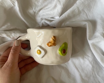 Taza de desayuno francesa de cerámica hecha a mano: Cerámica de croissant, huevo y aguacate