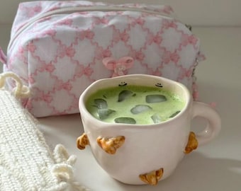 Taza de croissant: Taza de cerámica hecha a mano con un divertido diseño de carita sonriente para el desayuno.