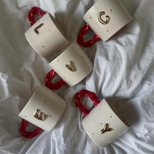 Taza personalizada con letra en oro de 24 quilates, de cerámica con asa roja, regalo único de cumpleaños y aniversario.