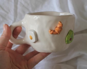 Taza de desayuno de cerámica hecha a mano: cerámica de croissant, aguacate y huevo