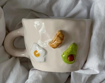 Taza de desayuno hecha a mano, taza de café con croissant, taza de cerámica con aguacate y huevo frito, taza de comida adorable, regalo de cerámica divertido