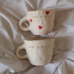 Mug Love Yourself en céramique fait main : tasse en poterie gravée de coeurs rouges