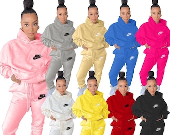 female nike sweatsuit