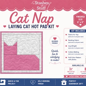 以下が含まれることがあります： Stashes of StuffのCat Nap寝そべる猫の鍋敷きキット。キットにはトップ用生地、裏地、Insul-Bright、コットンバッティング、フルカラーの型紙が含まれています。完成サイズは22.86cm x 22.86cmです。ピンクの猫のデザインが特徴です。