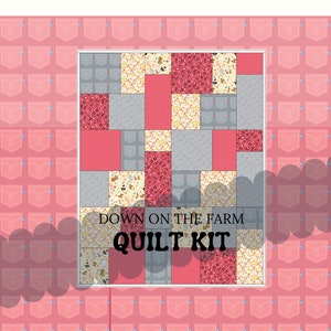 Pode incluir: Um kit de colcha com um design de patchwork com tecidos vermelhos, cinzentos e estampados. O kit de colcha está rotulado "DOWN ON THE FARM QUILT KIT" em texto preto. O fundo é rosa com um padrão repetido de bolsos de ganga.