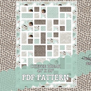 Puede incluir: Un patrón PDF para una colcha titulada "Coffee Break" con un fondo azul claro y un diseño de taza de café. La colcha mide 42 pulgadas por 58 pulgadas.