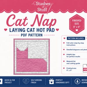 Pode incluir: Um padrão em PDF para um descanso de panela de gato deitado, com um design acolchoado em rosa e branco. O tamanho final é de 22,86 cm por 22,86 cm. O padrão inclui instruções passo a passo a cores, diagramas detalhados e lista de materiais.