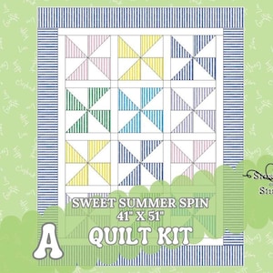 以下が含まれることがあります： 41インチ×51インチのSweet Summer Spinというタイトルのキルトキット。ピンク、黄色、濃い青、緑、ティール、紫のストライプ模様の9つの風車ブロックのグリッドが特徴で、濃い青のストライプの縁取りで囲まれています。
