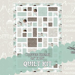 Puede incluir: Un kit de acolchado con temática de café con un fondo azul claro y cuadrados de tela con patrones marrones y blancos. El kit incluye instrucciones para un acolchado que mide 107 cm por 147 cm. El texto "COFFEE BREAK" y "QUILT KIT" está impreso en la imagen.