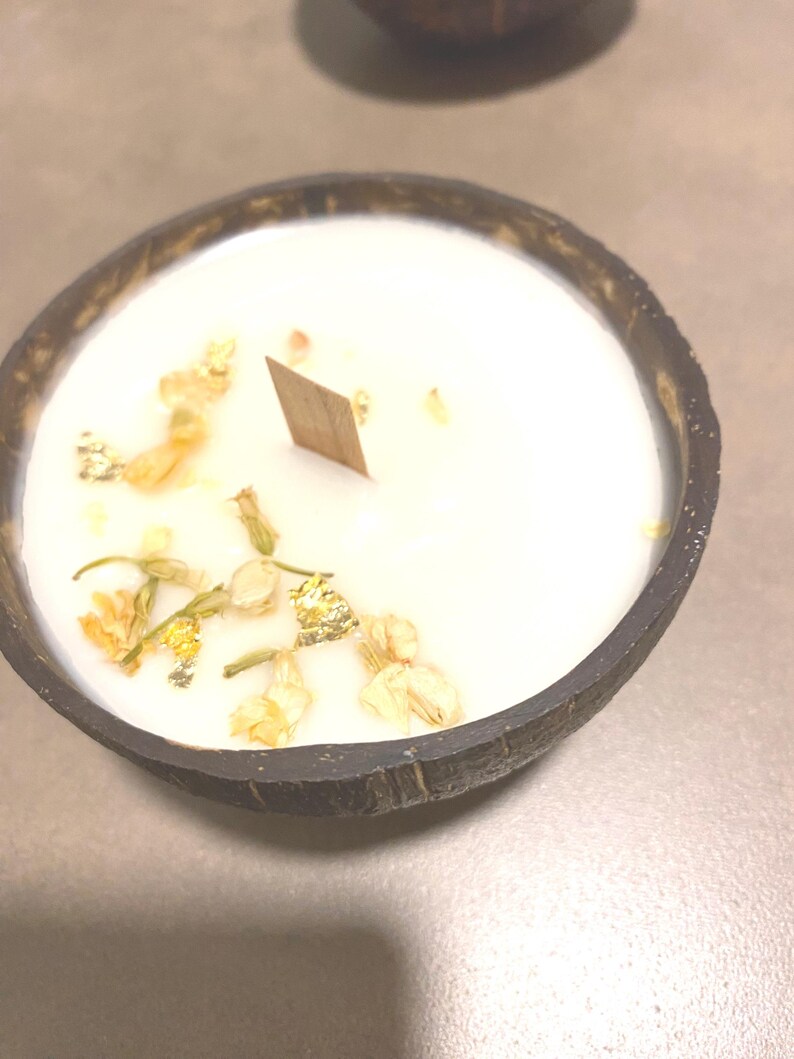 Natural Coconut Shell 100% organic Soy Candle. Indoor/Outdoor creamy coconut or citronella Bild 5