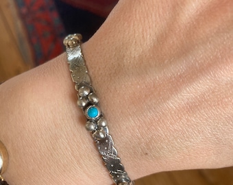 Bracelet jonc en argent sterling et turquoise. Création artisanale, faite main, bédouine, berbère