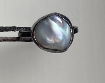 Gray pearl & blackened sterling silver ring. Sulfur dioxide, baroque shape, freeform pearl. Size US 7 / DE 17.5. Artisan, handmade, unique