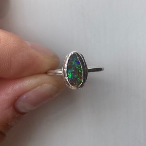 Groene glitter boulder opaal ring in sterling zilver. Handgemaakt, ambachtelijk, uniek. Maat VS 6 | EU 51 | VK L 1/2