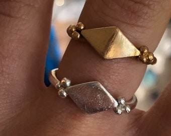 Anillo con motivo étnico geométrico en oro de 18 kilates. Hecho a la medida. Hecho a mano, artesanal, único.