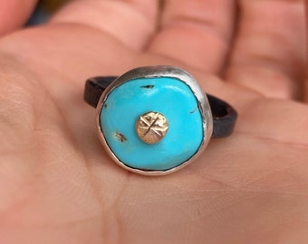 Bague en turquoise avec clou en or 14 carats, argent sterling et argent noirci au soufre. Création artisanale, ethnique, bédouine, berbère