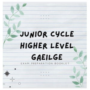 Könnte beinhalten: Ein blaues und weißes liniertes Notizbuch mit dem Text "Junior Cycle Higher Level Gaeilge Exam Preparation Booklet" in schwarzer Schrift. Das Notizbuch ist mit grünen Aquarellblättern verziert.