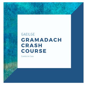 Puede incluir: Un póster blanco con bordes azules y texto que dice "Gaeilge Gramadach Crash Course Comhrá le Cass". El fondo es un diseño de acuarela azul y verde.