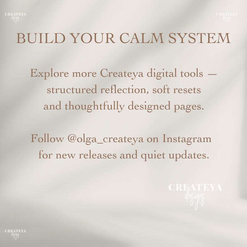 Op de afbeelding: Een lichtbeige achtergrond met tekst in een donkerdere beige kleur. De tekst luidt "BUILD YOUR CALM SYSTEM" en promoot digitale tools voor gestructureerde reflectie en soft resets. Het moedigt aan om @olga_createya op Instagram te volgen.