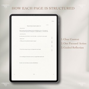 Op de afbeelding: Een digitale tablet toont een pagina met de titel "WAT ZWAAR AANVOELT" met tekst en aanwijzingen. De pagina maakt deel uit van een gestructureerde gids, met secties voor uitleg, kleine oefeningen en reflectie. De tablet staat op een neutrale achtergrond.