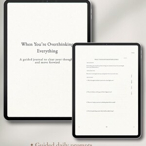 Op de afbeelding: Twee digitale tablets met een tijdschrift. De grotere tablet toont de titel "When You're Overthinking Everything" en de kleinere tablet toont tijdschriftprompts. De afbeelding bevat tekst: "How to Stop Overthinking and Make a Decision."