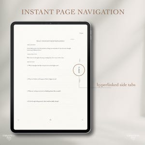 Op de afbeelding: Een digitale tablet toont een pagina met de titel "WELKE GEDACHTEN BLIJVEN HERHALEN?" en de tekst "DIRECTE PAGINANAVIGATIE". Het scherm toont een vragenlijst met genummerde vragen en een "STAP 2" grafiek. De woorden "hyperlinked side tabs" zijn ook zichtbaar.
