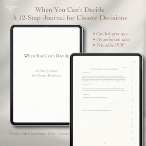 Puede incluir: Dos tabletas digitales que muestran un diario titulado "When You Can't Decide: A 12-Step Journal for Clearer Decisions". El diario presenta indicaciones guiadas, pestañas con hipervínculos y es un PDF imprimible. Compatible con GoodNotes, iPad y tabletas.