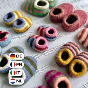 Könnte beinhalten: Eine Sammlung kleiner Hausschuhe aus gefilzter Wolle in verschiedenen Farbkombinationen, darunter gestreifte Muster in Grün, Pink, Gelb, Blau und Rot sowie einfarbige pinke Paare, alle mit abgerundeter Zehenpartie und dicker, strukturierter Wollbeschaffenheit.