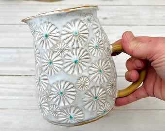 Jarra de cerámica hecha a mano con asa y estampado floral de margaritas