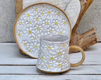 Taza de café Sunny Morning hecha a mano con plato y estampado floral de anémona
