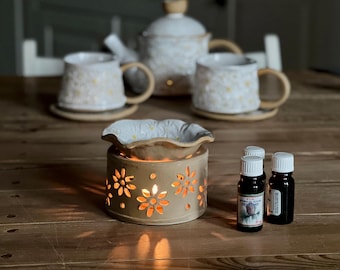 Set de aromaterapia con estampado floral y decoración de mesa con textura calada.