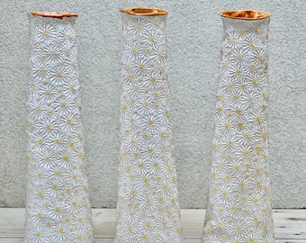Jarrón alto de botella hecho a mano con estampado floral de margaritas