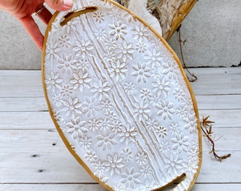 Tabla de quesos con asas con textura de margaritas y estampado floral