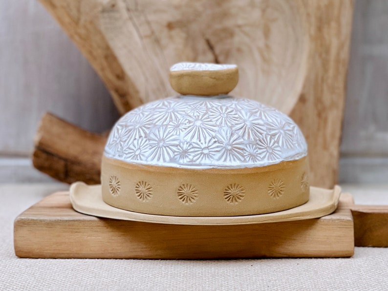 Daisy Butter Dish with Lid pure white