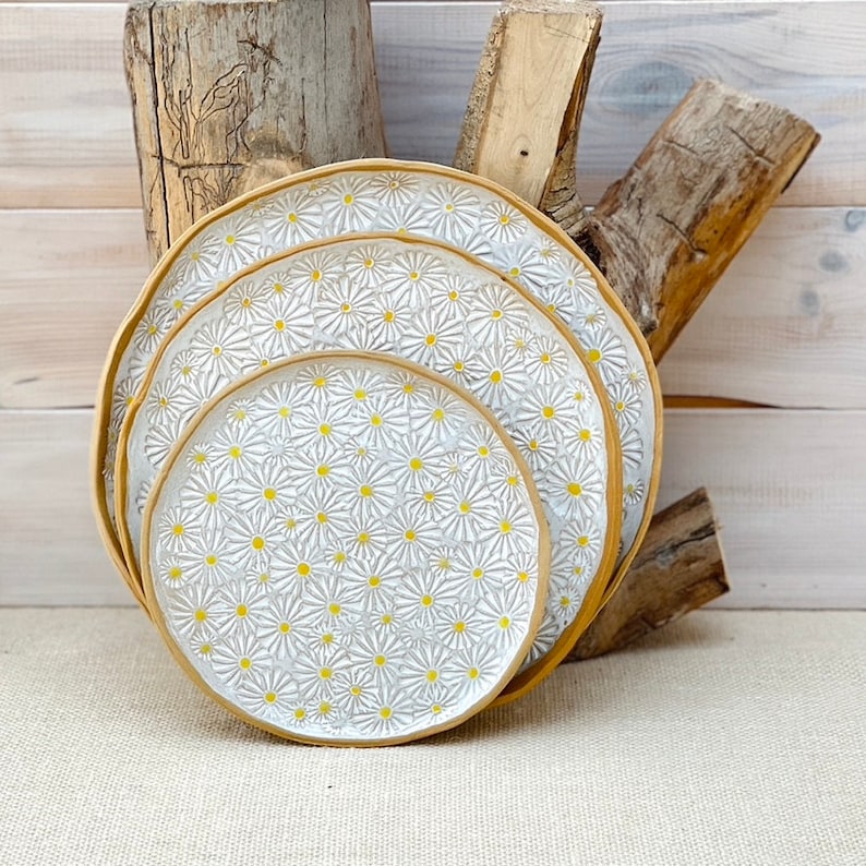Ceramic Dinner Plate Daisy Pattern - Etsy