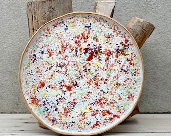 Plato de cerámica con motivos de flores silvestres