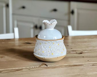 Tarro de cerámica hecho a mano con tapa: Almacenamiento de cocina con diseño floral de margaritas