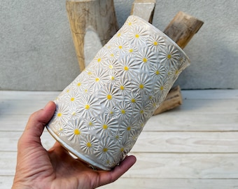 Jarrón de cerámica con estampado floral de margaritas