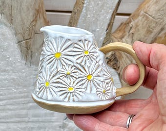 Pequeña jarra de cerámica con diseño floral de margaritas