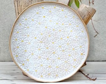 Plato grande hecho a mano con estampado floral de margaritas